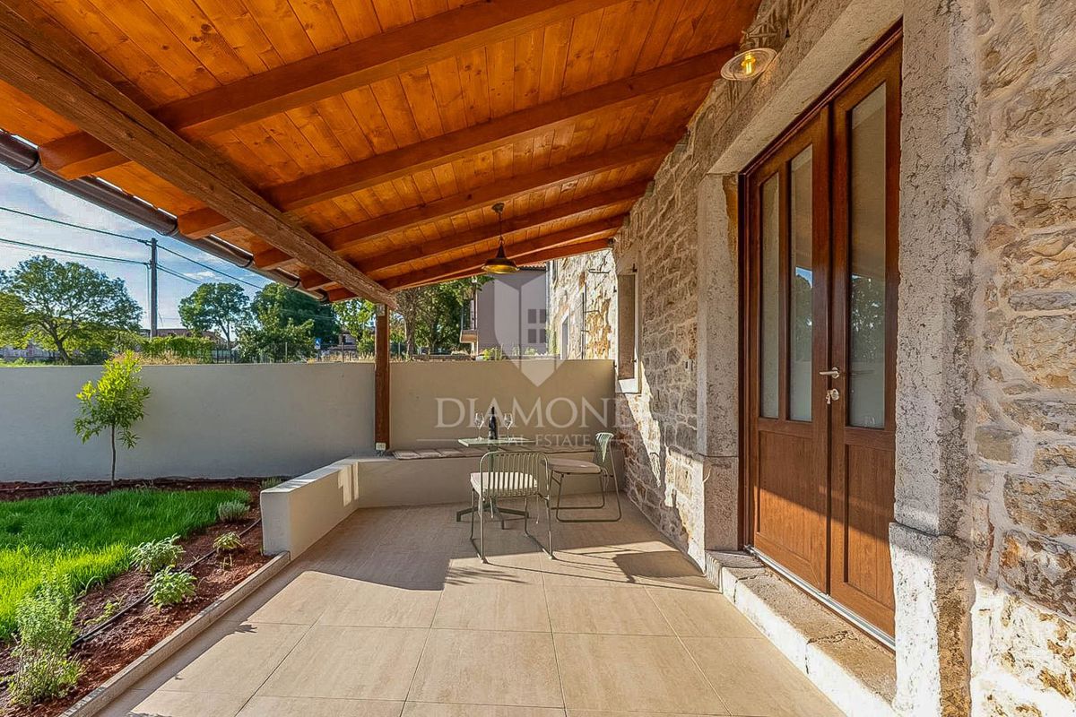 Parenzo, dintorni, elegante casa in pietra con piscina e giardino soleggiato!