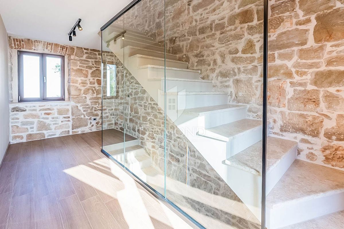 Parenzo, dintorni, elegante casa in pietra con piscina e giardino soleggiato!