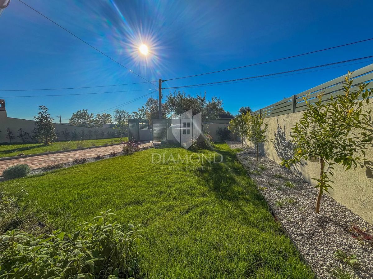Parenzo, dintorni, elegante casa in pietra con piscina e giardino soleggiato!