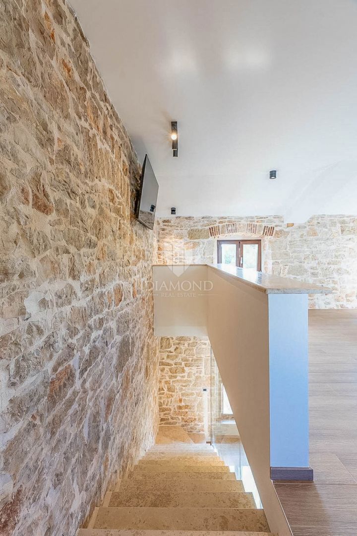 Parenzo, dintorni, elegante casa in pietra con piscina e giardino soleggiato!