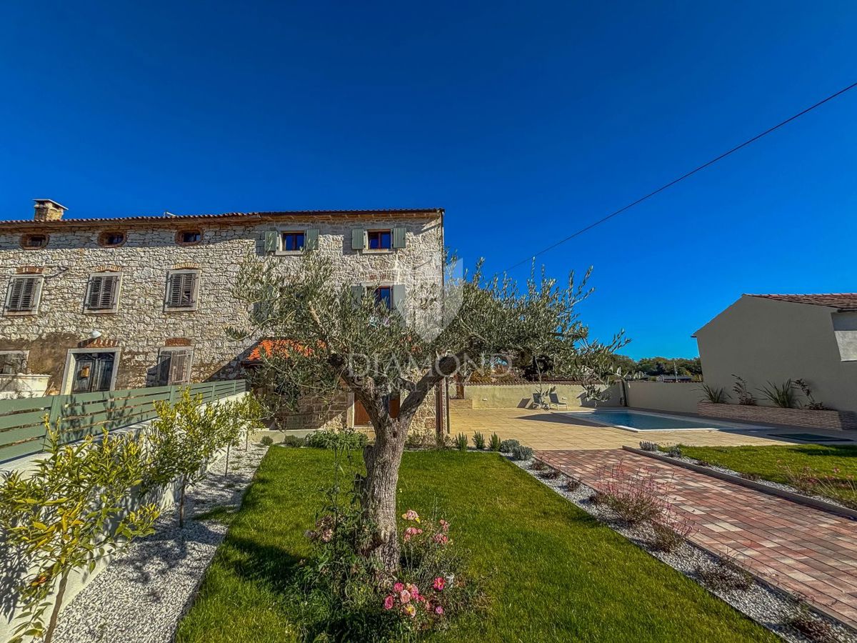 Parenzo, dintorni, elegante casa in pietra con piscina e giardino soleggiato!