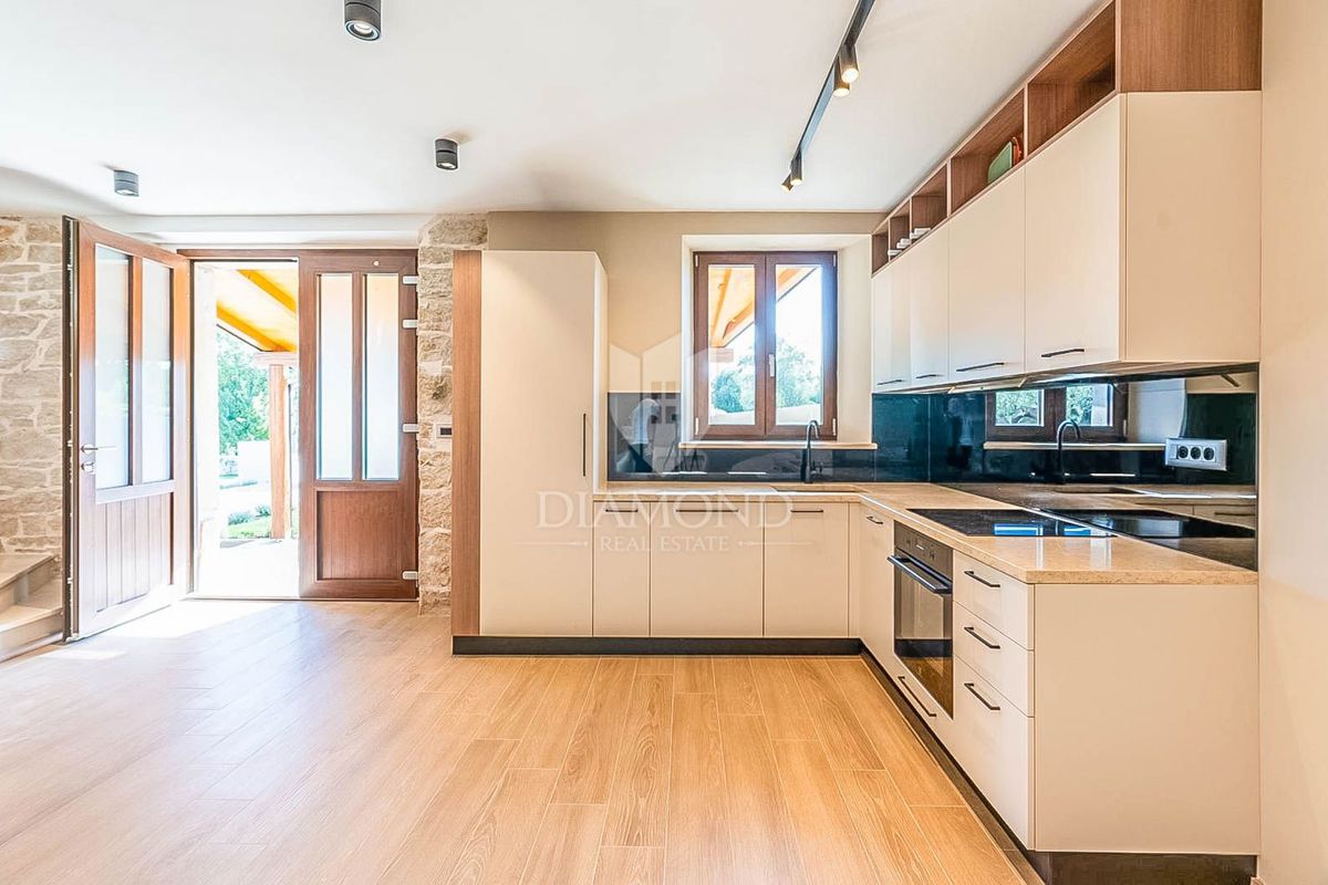 Parenzo, dintorni, elegante casa in pietra con piscina e giardino soleggiato!