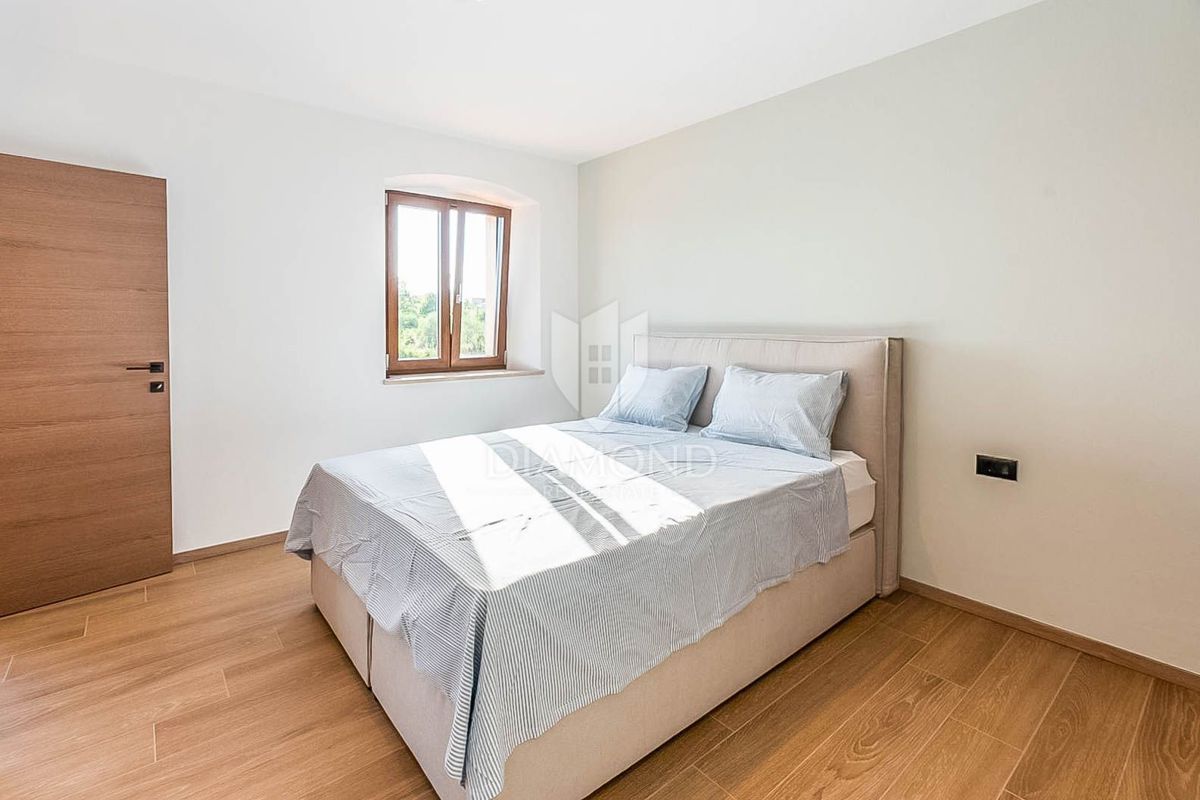 Parenzo, dintorni, elegante casa in pietra con piscina e giardino soleggiato!