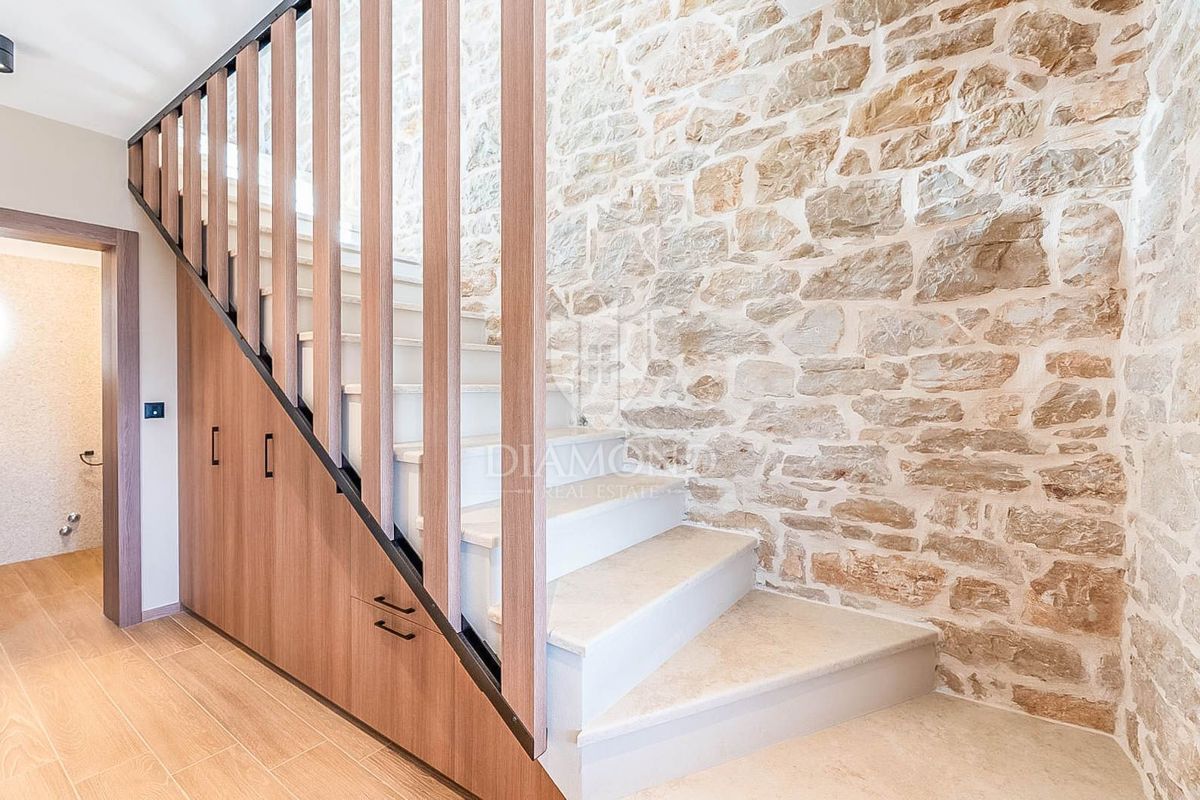 Parenzo, dintorni, elegante casa in pietra con piscina e giardino soleggiato!