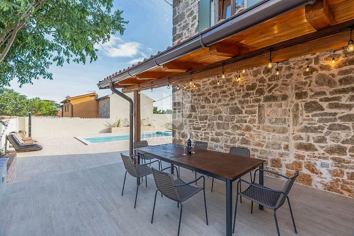 Parenzo, dintorni, elegante casa in pietra con piscina e giardino soleggiato!