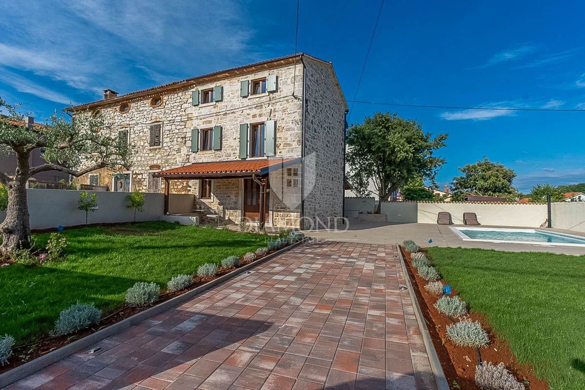 Parenzo, dintorni, elegante casa in pietra con piscina e giardino soleggiato!