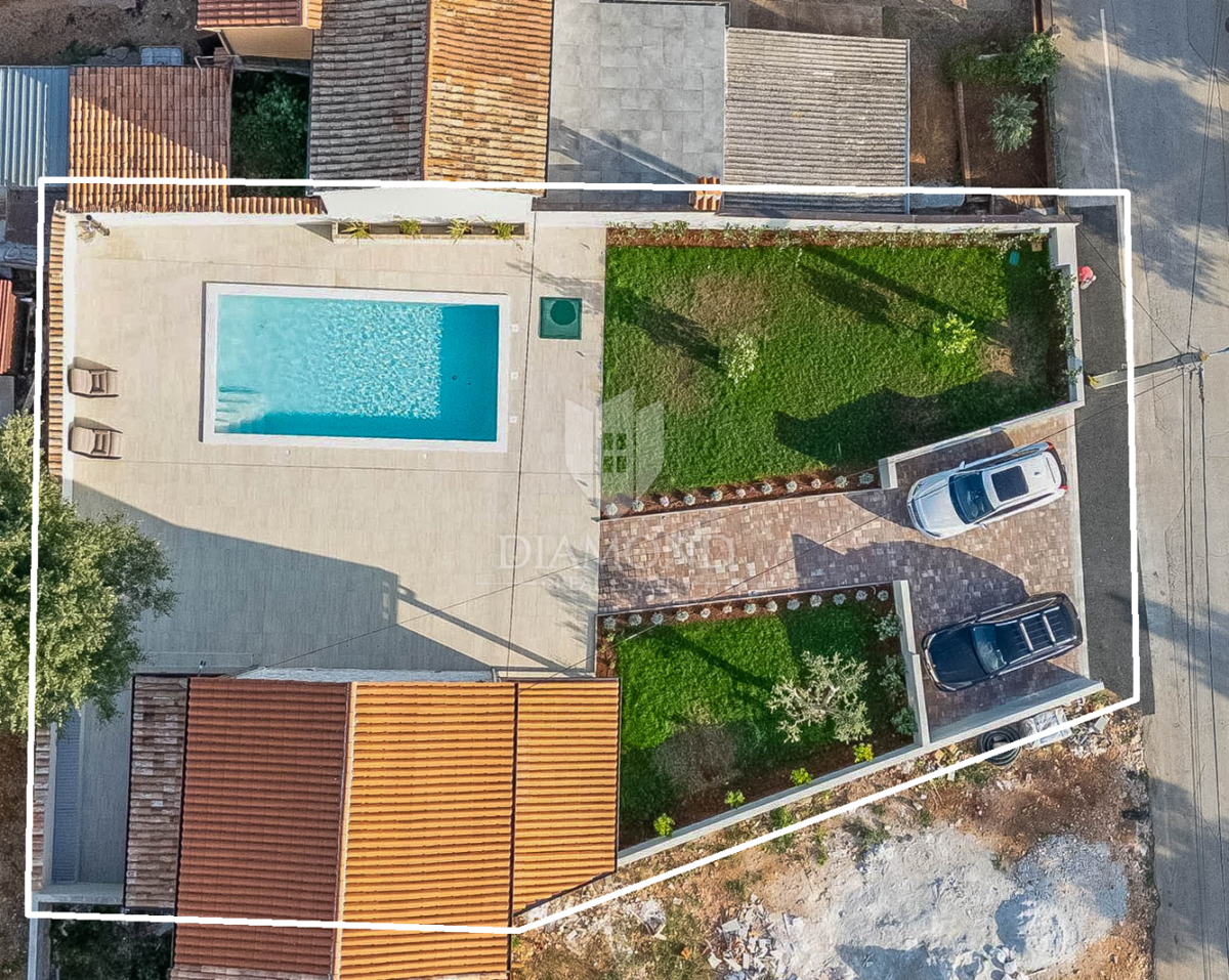 Parenzo, dintorni, elegante casa in pietra con piscina e giardino soleggiato!