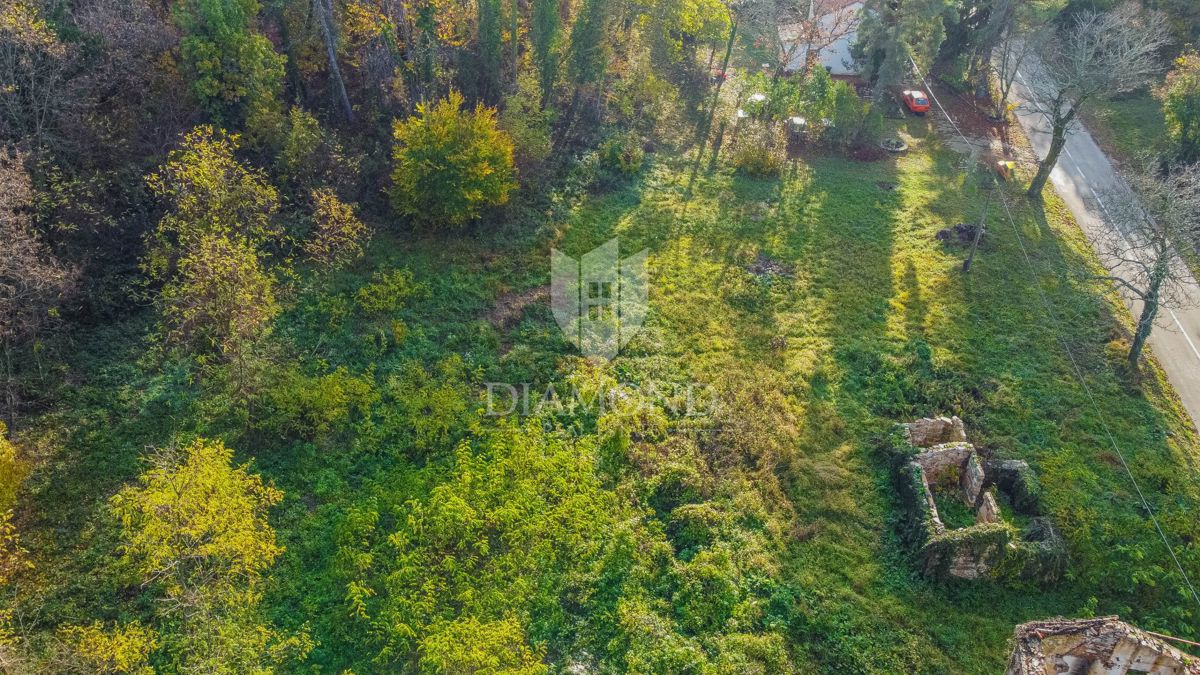 Oprtalj, dintorni! Terreno edificabile in una posizione tranquilla!