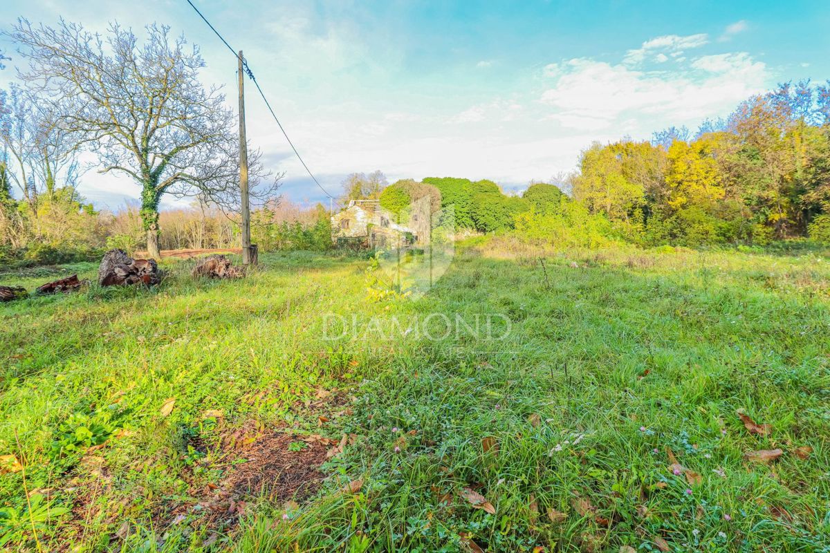Oprtalj, dintorni! Terreno edificabile in una posizione tranquilla!