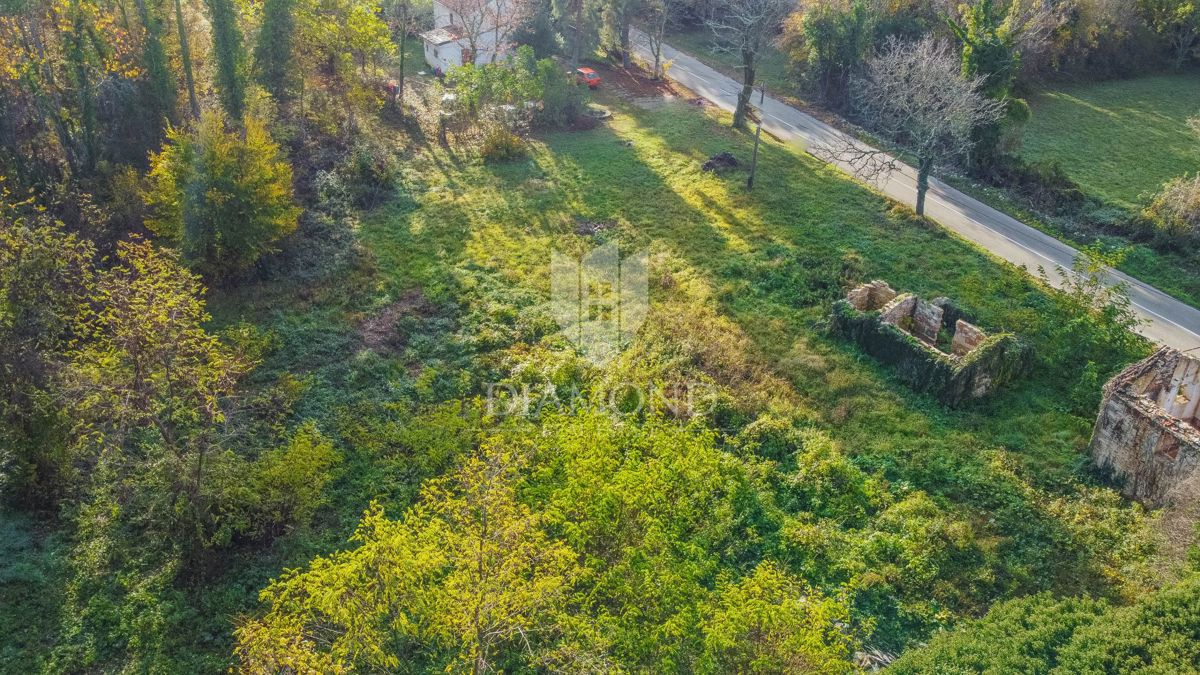 Oprtalj, dintorni! Terreno edificabile in una posizione tranquilla!