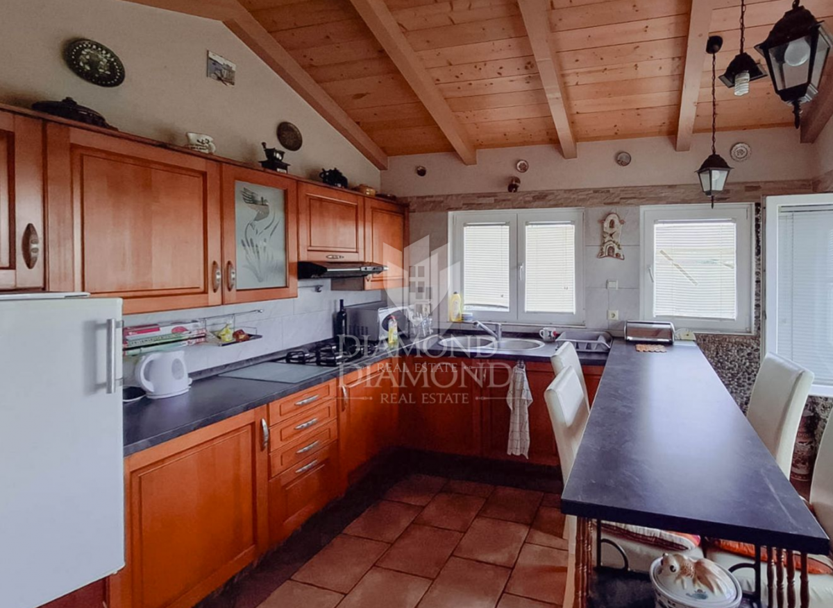 Parenzo, opportunità, spazioso appartamento con cucina estiva