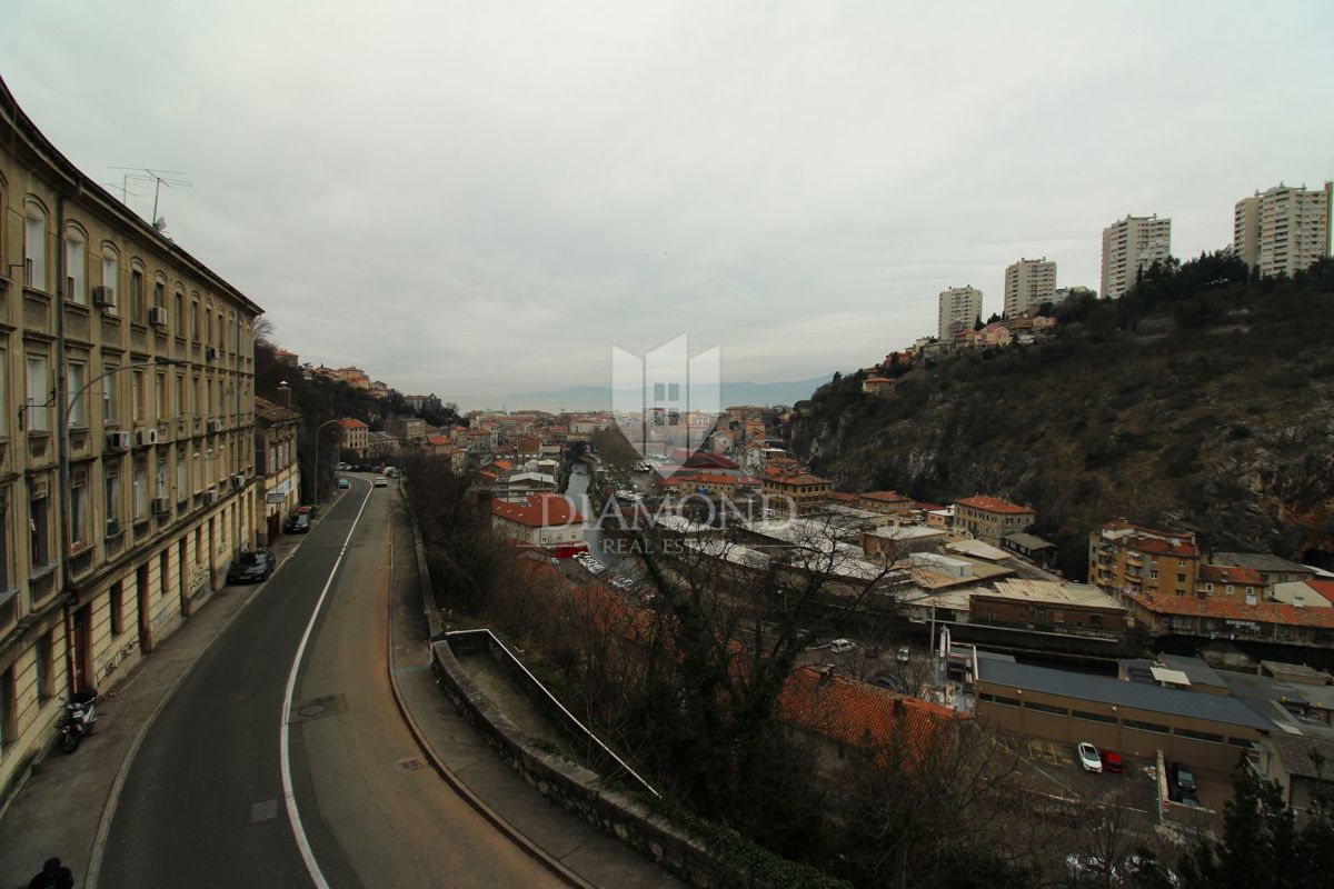 RIJEKA – APPARTAMENTO NEL CENTRO ALLARGATO CON TERRAZZA