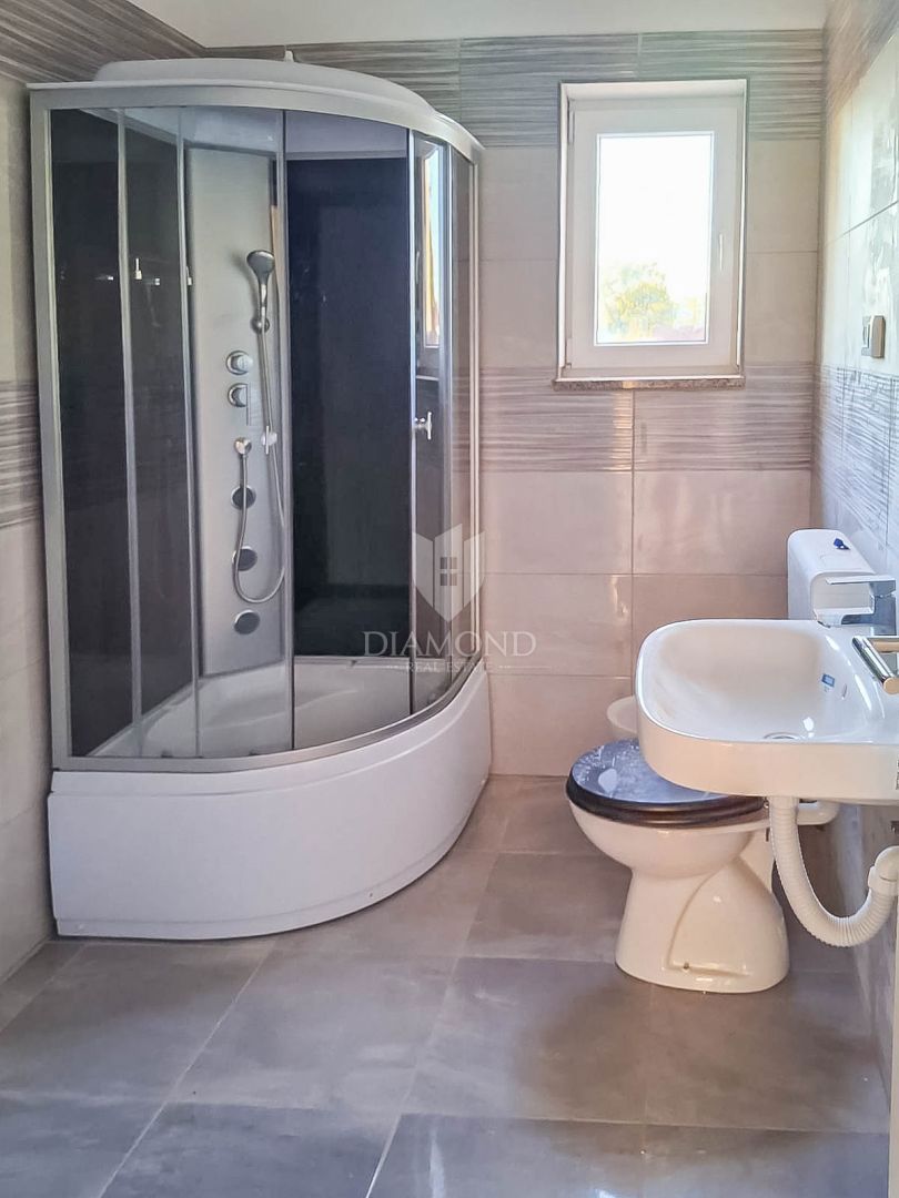 Svetvinčenat, dintorni, graziosa casa con piscina