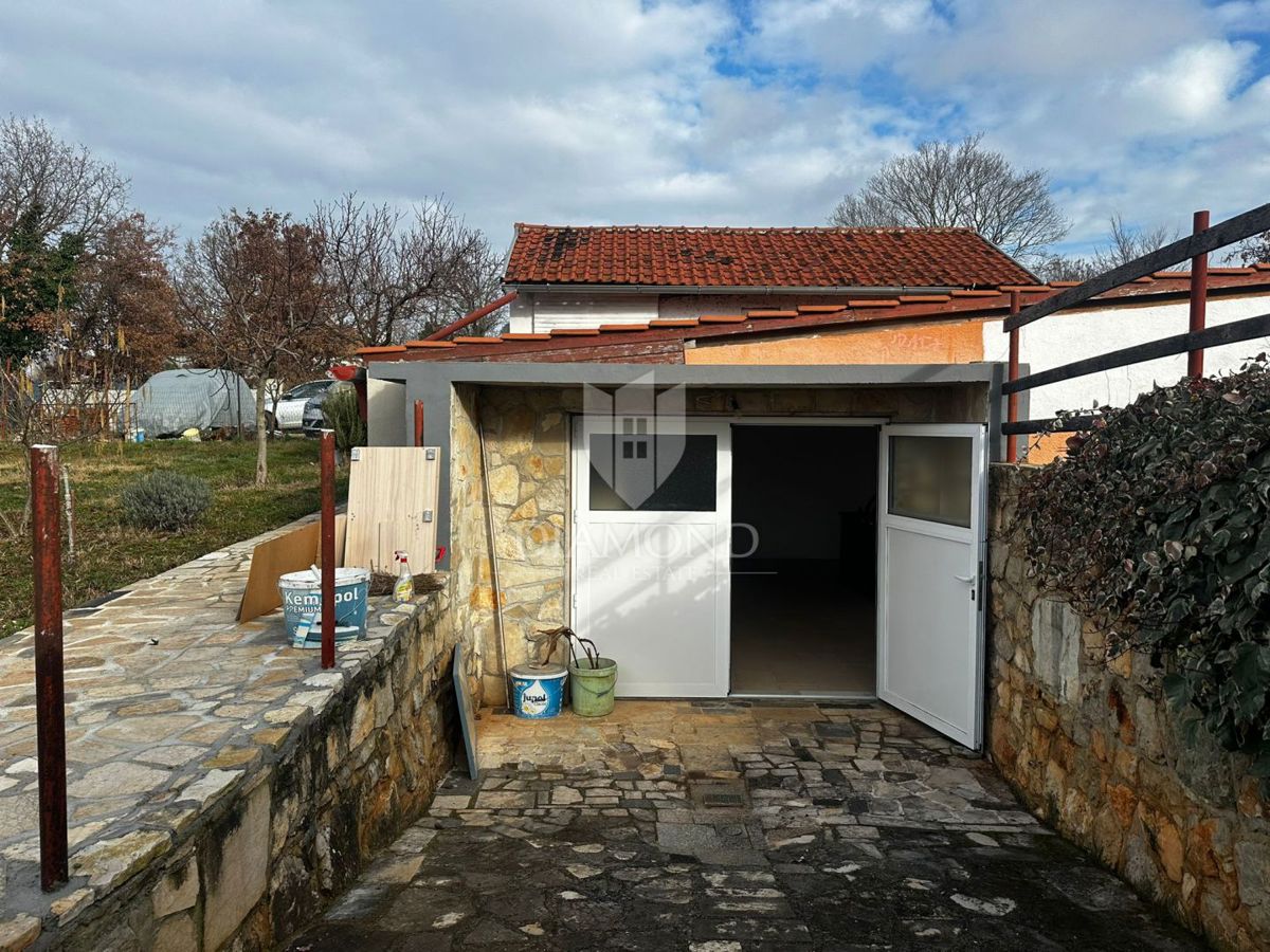 Poreč – Casa legalizzata su ampio terreno agricolo