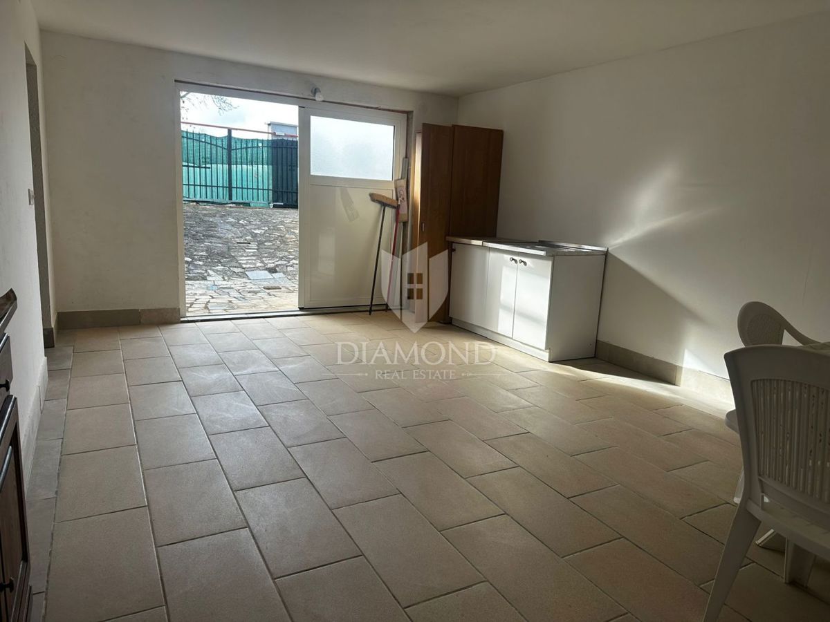 Poreč – Casa legalizzata su ampio terreno agricolo