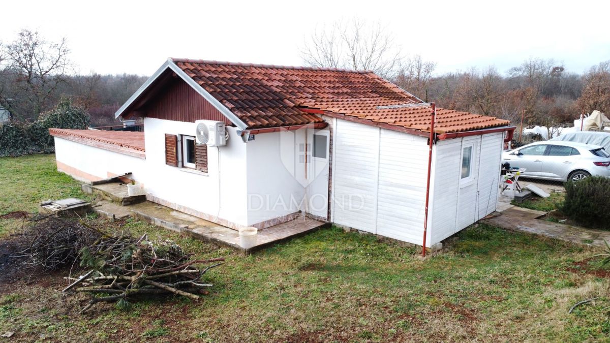 Poreč – Casa legalizzata su ampio terreno agricolo