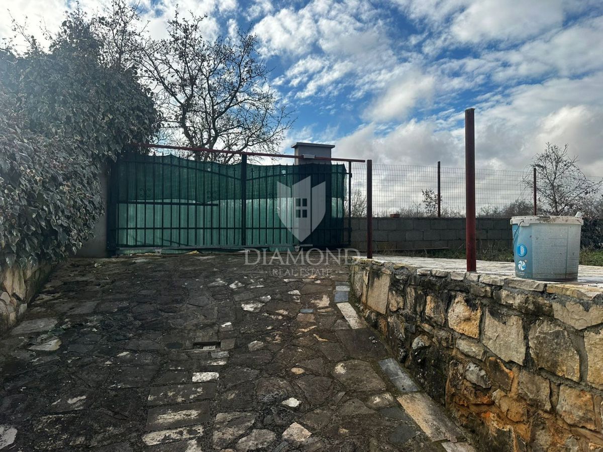 Poreč – Casa legalizzata su ampio terreno agricolo