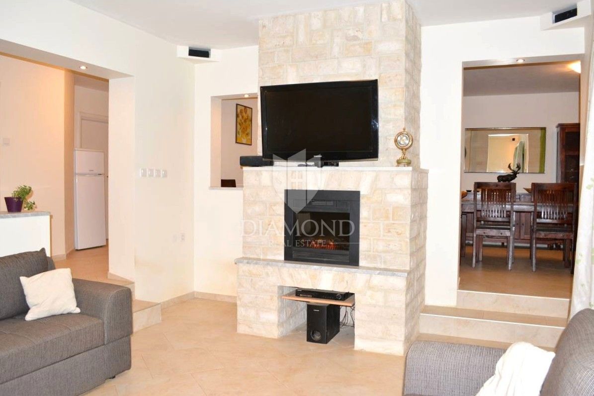 Casa con piscina e due appartamenti - a 5 km dal mare e dal centro di Parenzo!