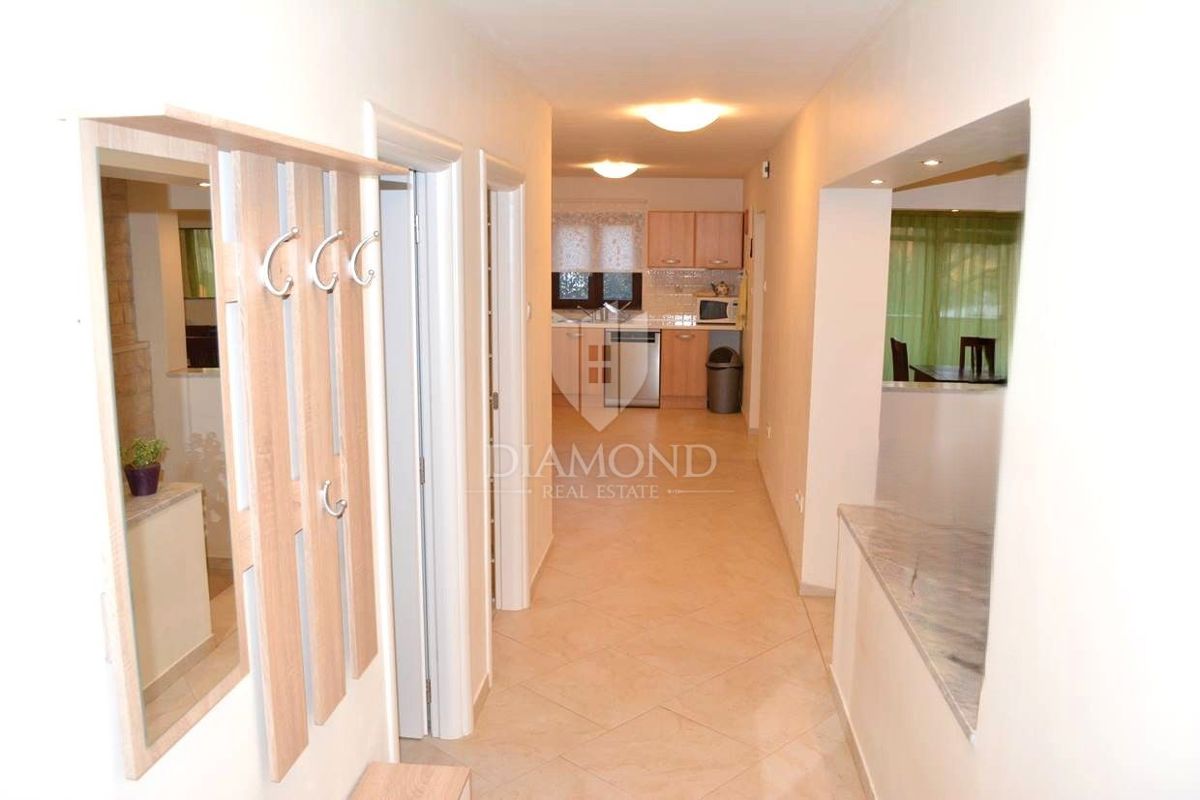 Casa con piscina e due appartamenti - a 5 km dal mare e dal centro di Parenzo!