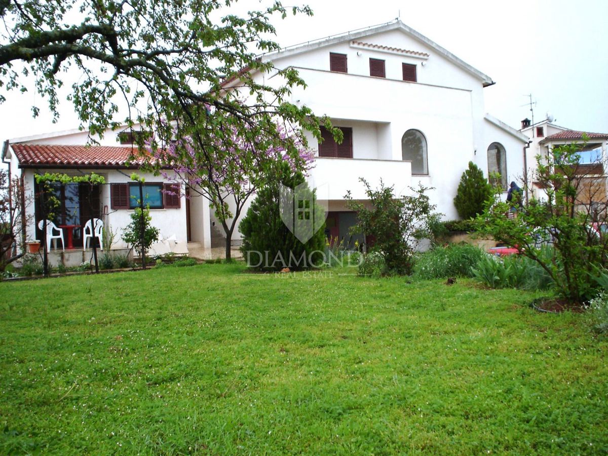 Casa con piscina e due appartamenti - a 5 km dal mare e dal centro di Parenzo!