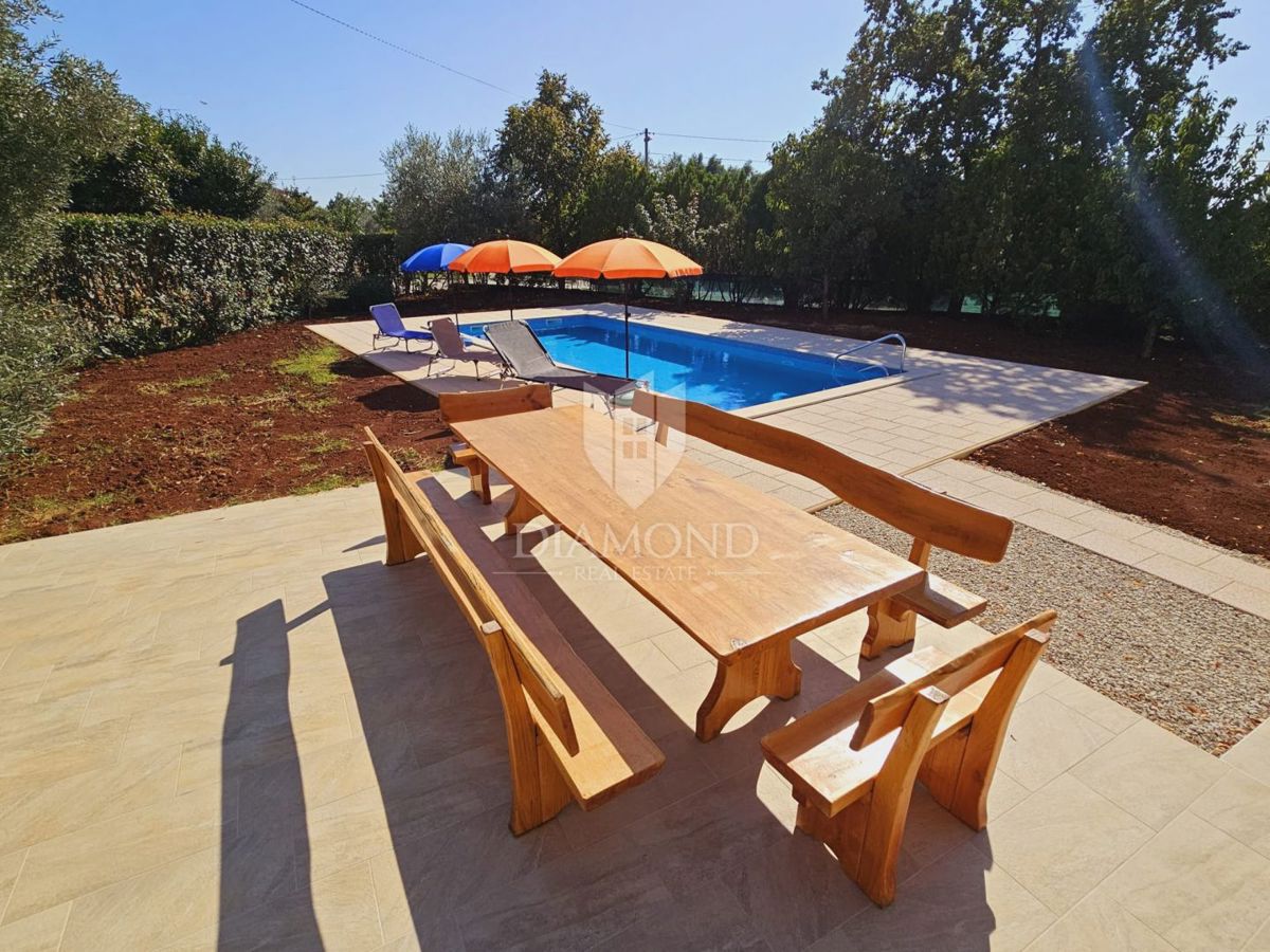 Casa con piscina e due appartamenti - a 5 km dal mare e dal centro di Parenzo!