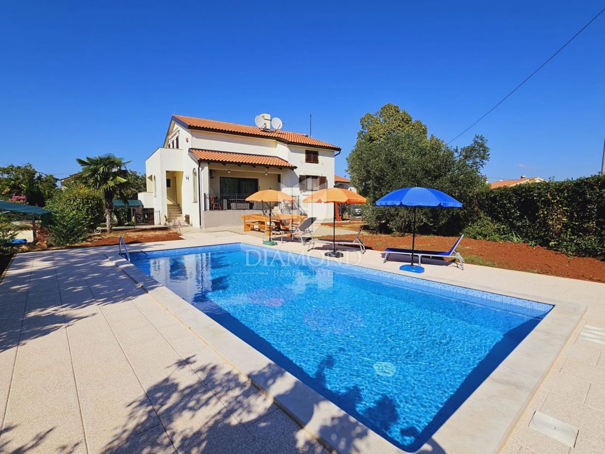 Casa con piscina e due appartamenti - a 5 km dal mare e dal centro di Parenzo!