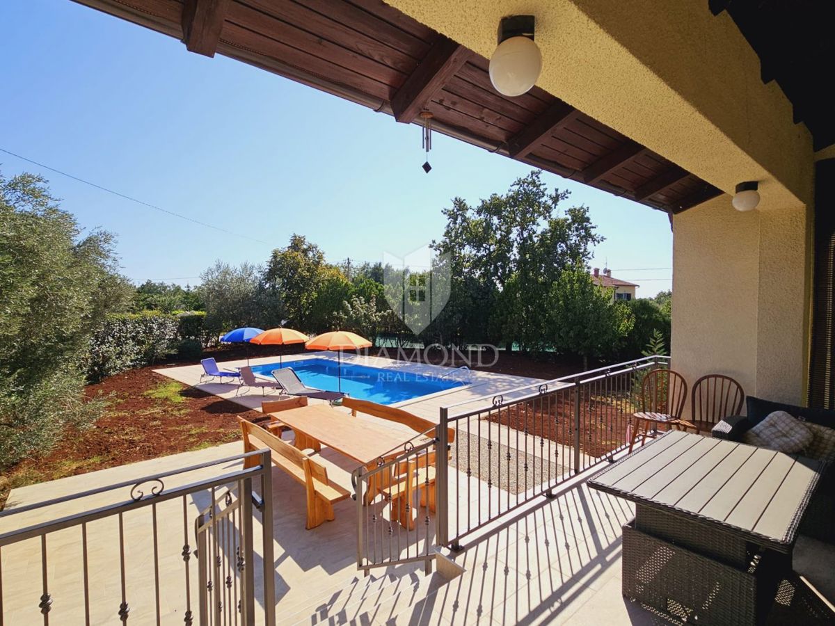 Casa con piscina e due appartamenti - a 5 km dal mare e dal centro di Parenzo!