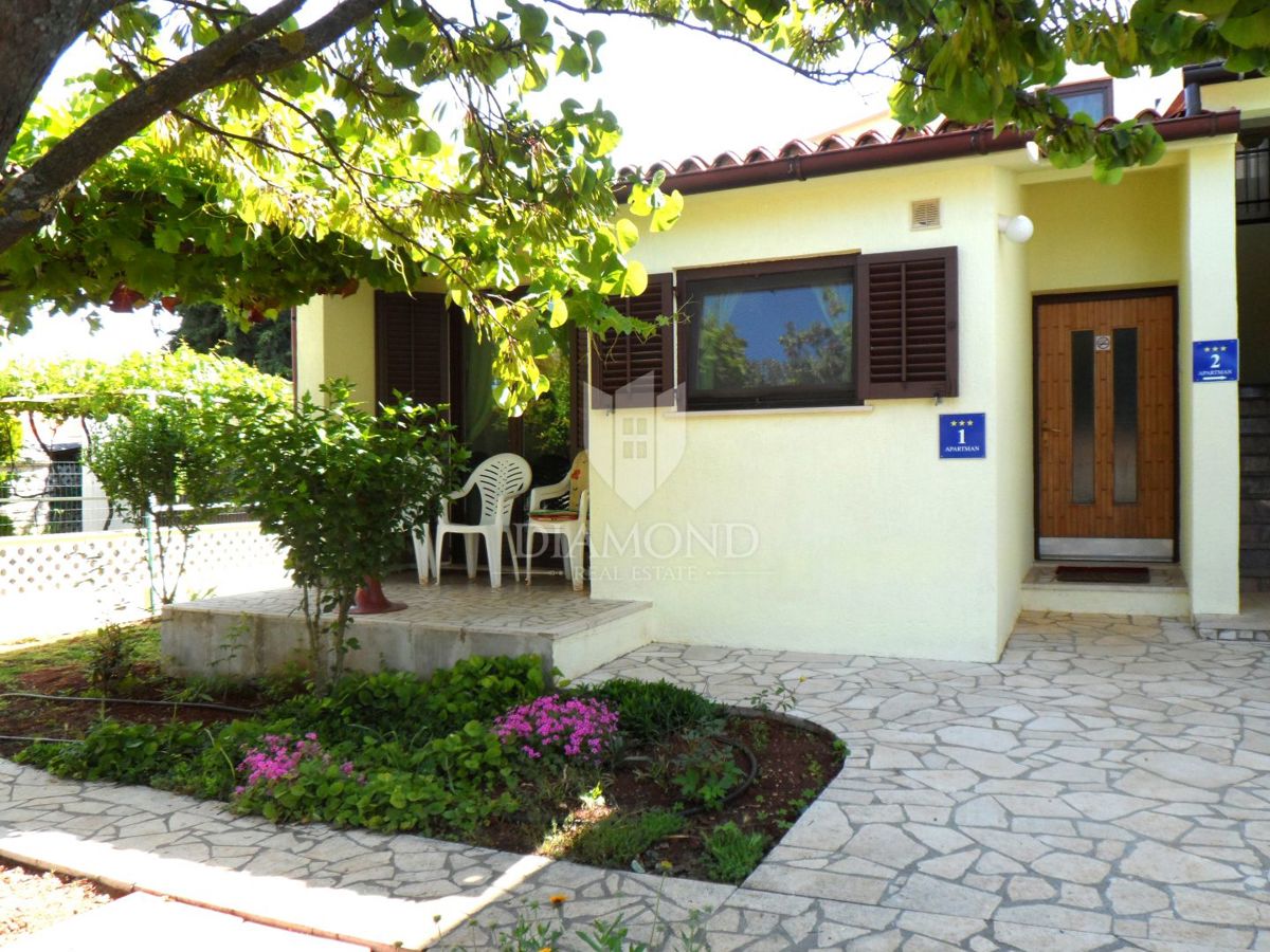 Casa con piscina e due appartamenti - a 5 km dal mare e dal centro di Parenzo!