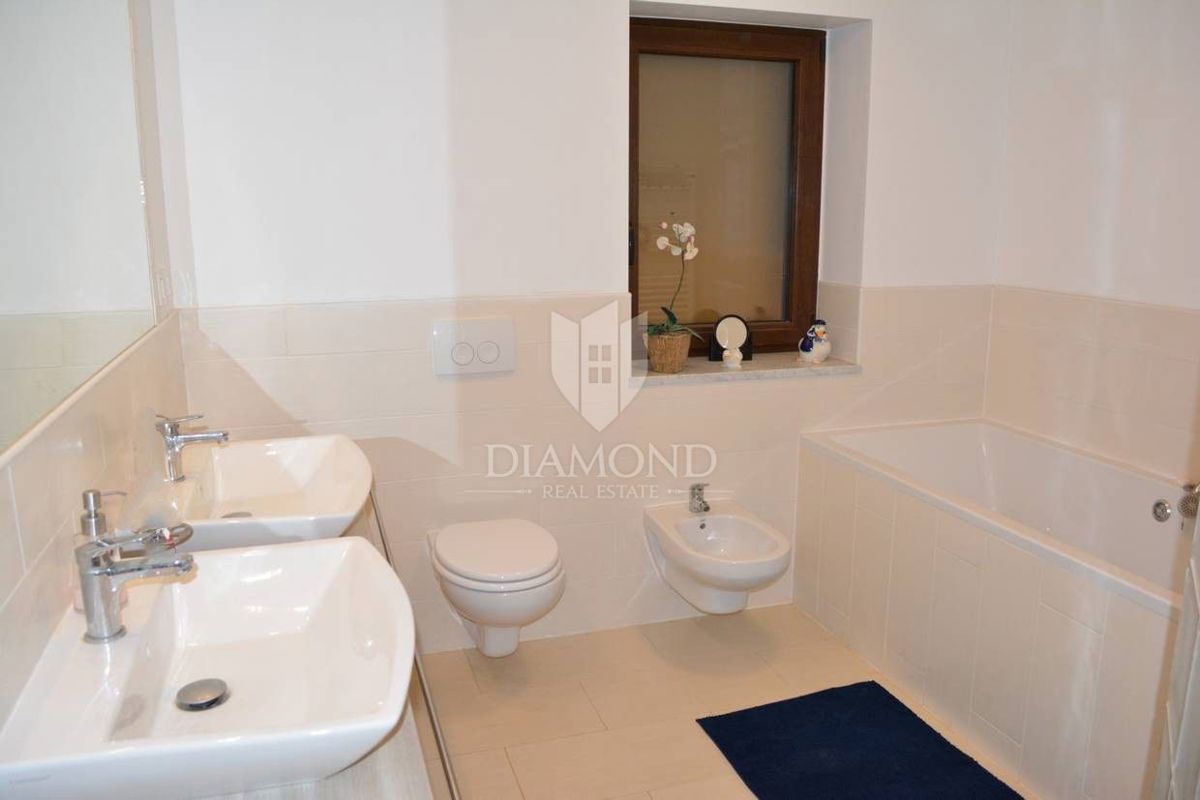 Casa con piscina e due appartamenti - a 5 km dal mare e dal centro di Parenzo!