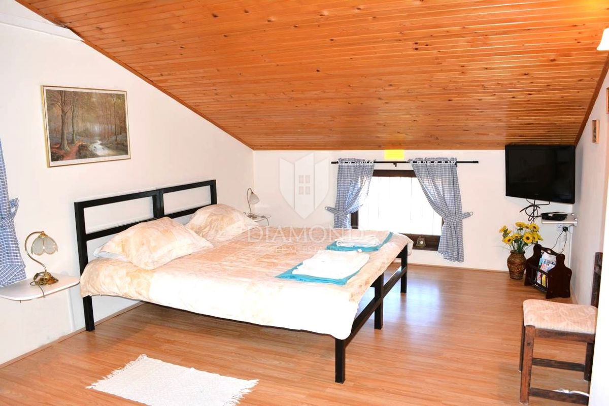 Casa con piscina e due appartamenti - a 5 km dal mare e dal centro di Parenzo!