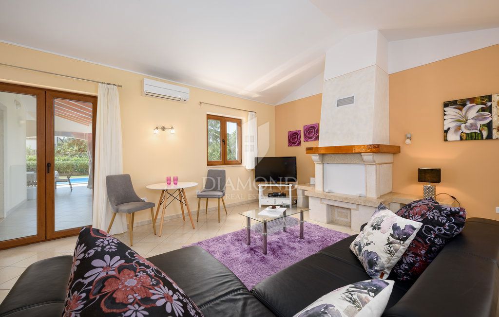 Parenzo, dintorni, villa con piscina immersa nel verde