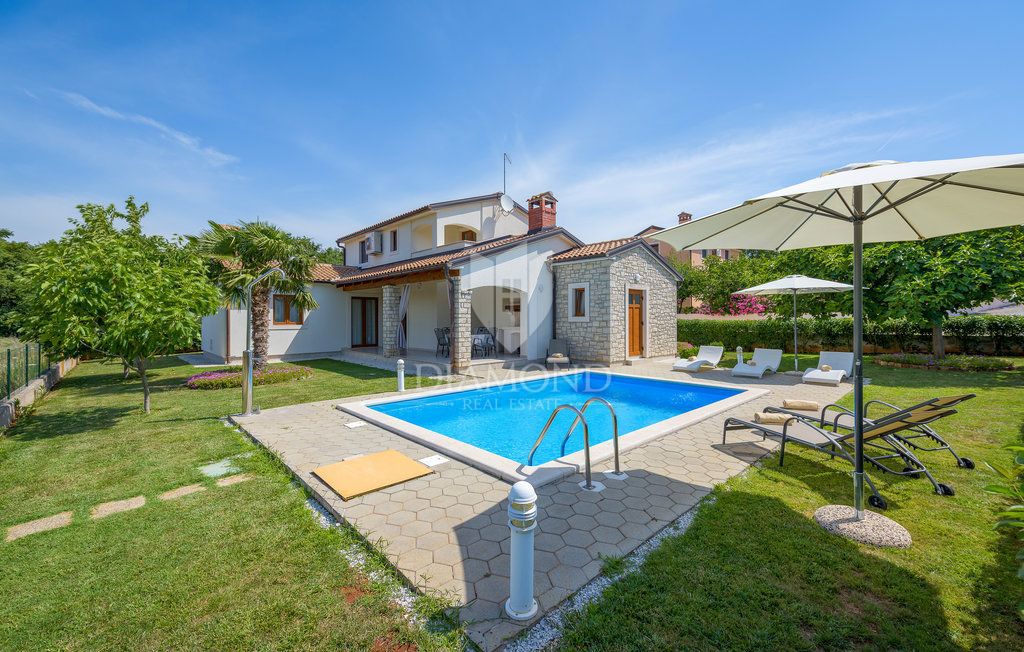 Parenzo, dintorni, villa con piscina immersa nel verde