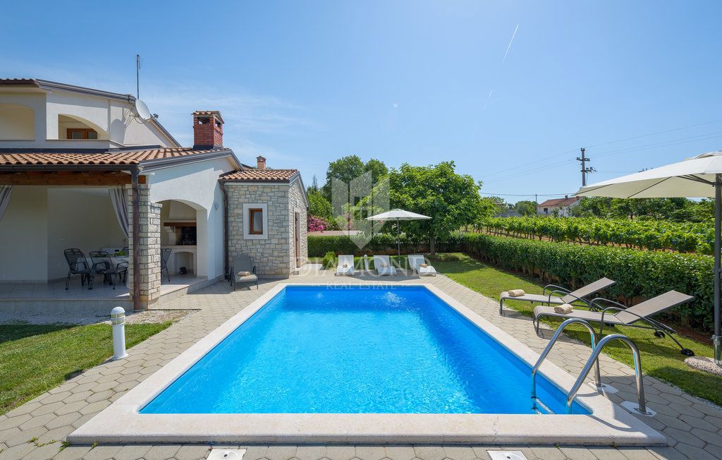 Parenzo, dintorni, villa con piscina immersa nel verde