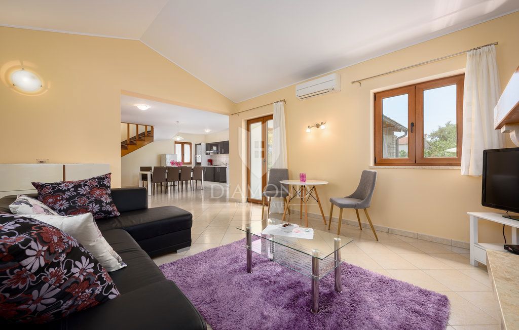 Parenzo, dintorni, villa con piscina immersa nel verde