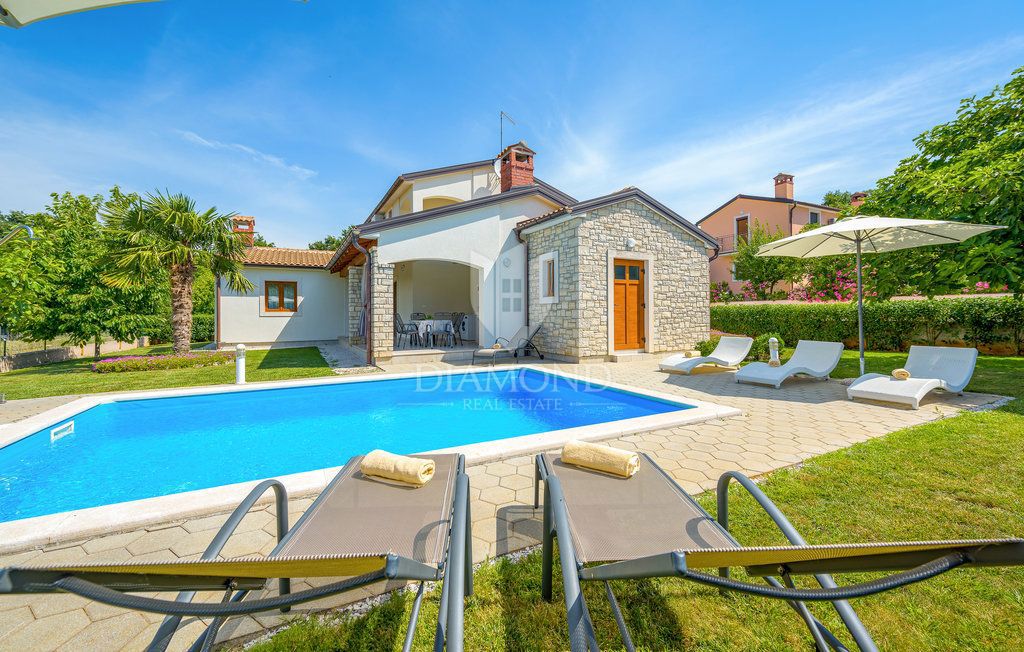 Parenzo, dintorni, villa con piscina immersa nel verde