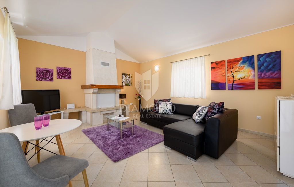 Parenzo, dintorni, villa con piscina immersa nel verde