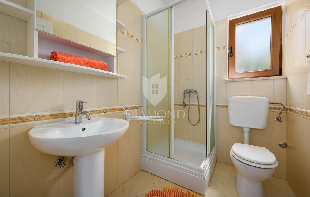 Parenzo, dintorni, villa con piscina immersa nel verde