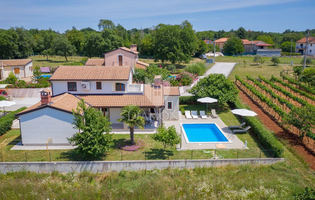 Parenzo, dintorni, villa con piscina immersa nel verde