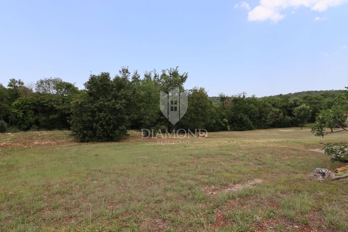Žminj, terreno edificabile in un piccolo villaggio