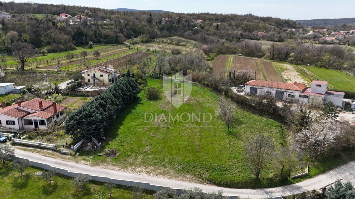 Labin, terreno edificabile a 2,5 km dal centro città