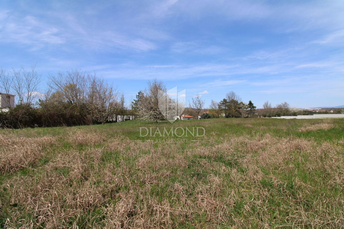 Labin, terreno edificabile a 2,5 km dal centro città