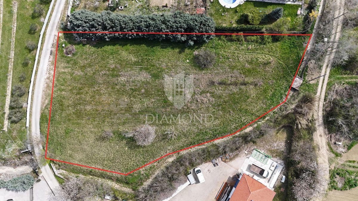 Labin, terreno edificabile a 2,5 km dal centro città