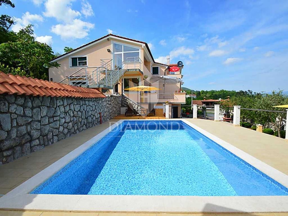 Opatija, dintorni, casa con sette appartamenti, piscina e vista mare