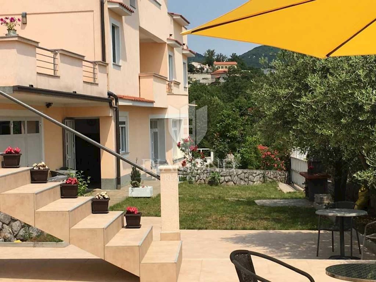 Opatija, dintorni, casa con sette appartamenti, piscina e vista mare