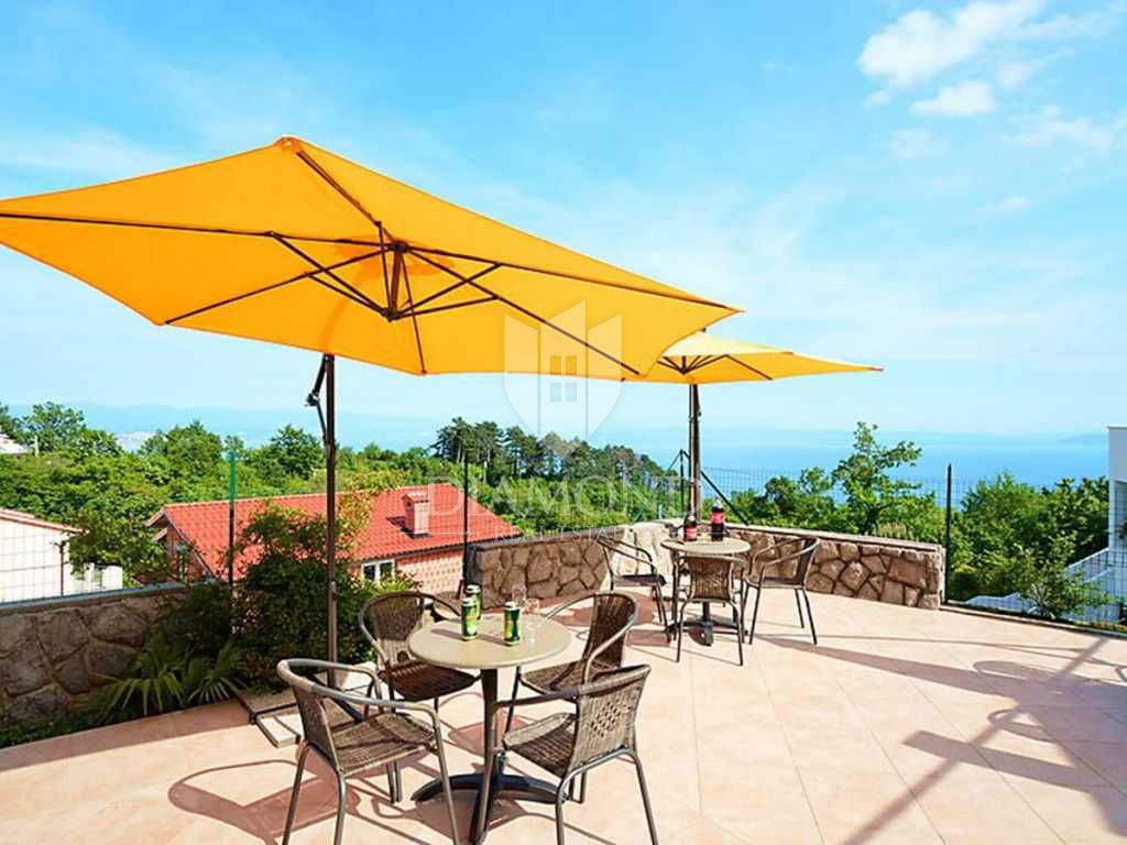Opatija, dintorni, casa con sette appartamenti, piscina e vista mare