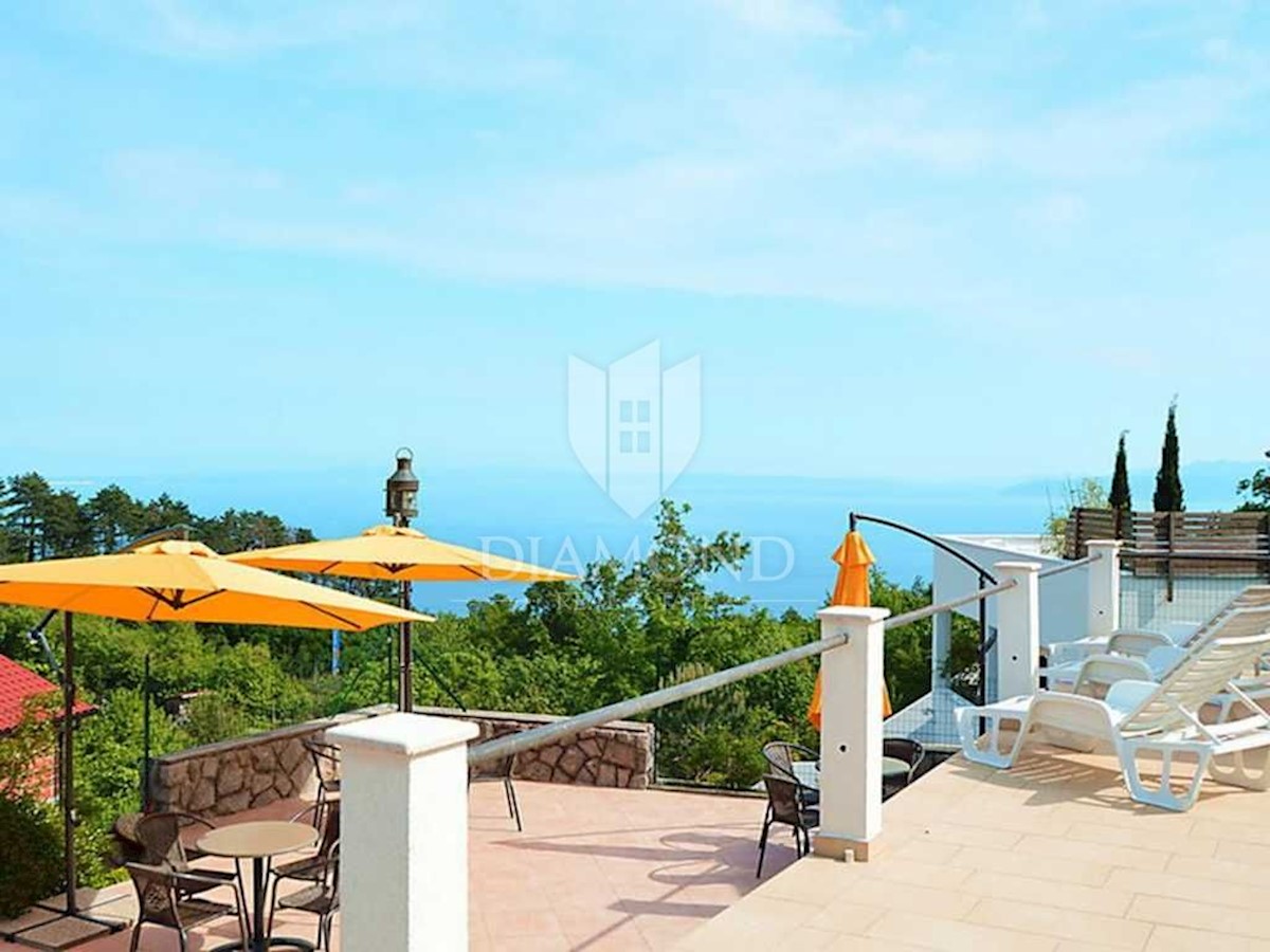 Opatija, dintorni, casa con sette appartamenti, piscina e vista mare