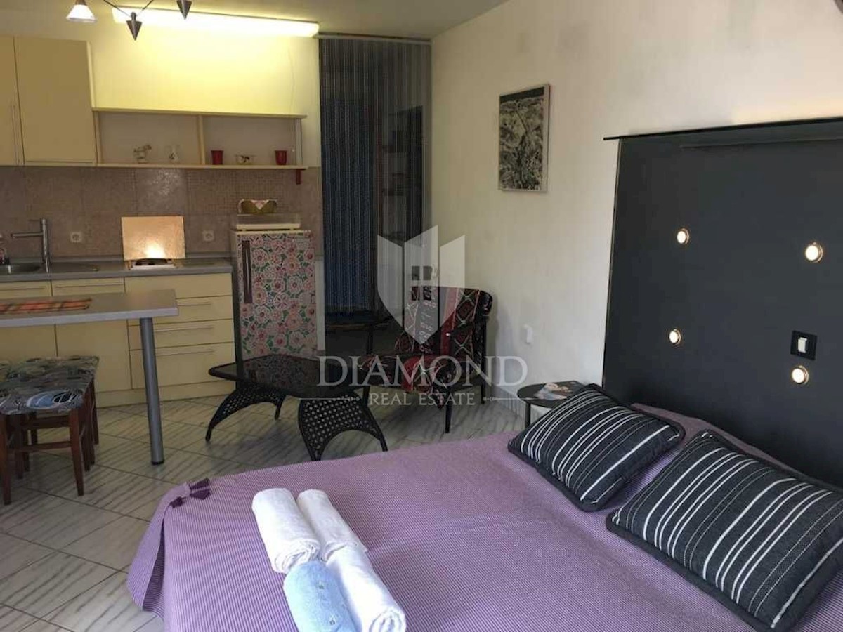 Opatija, dintorni, casa con sette appartamenti, piscina e vista mare