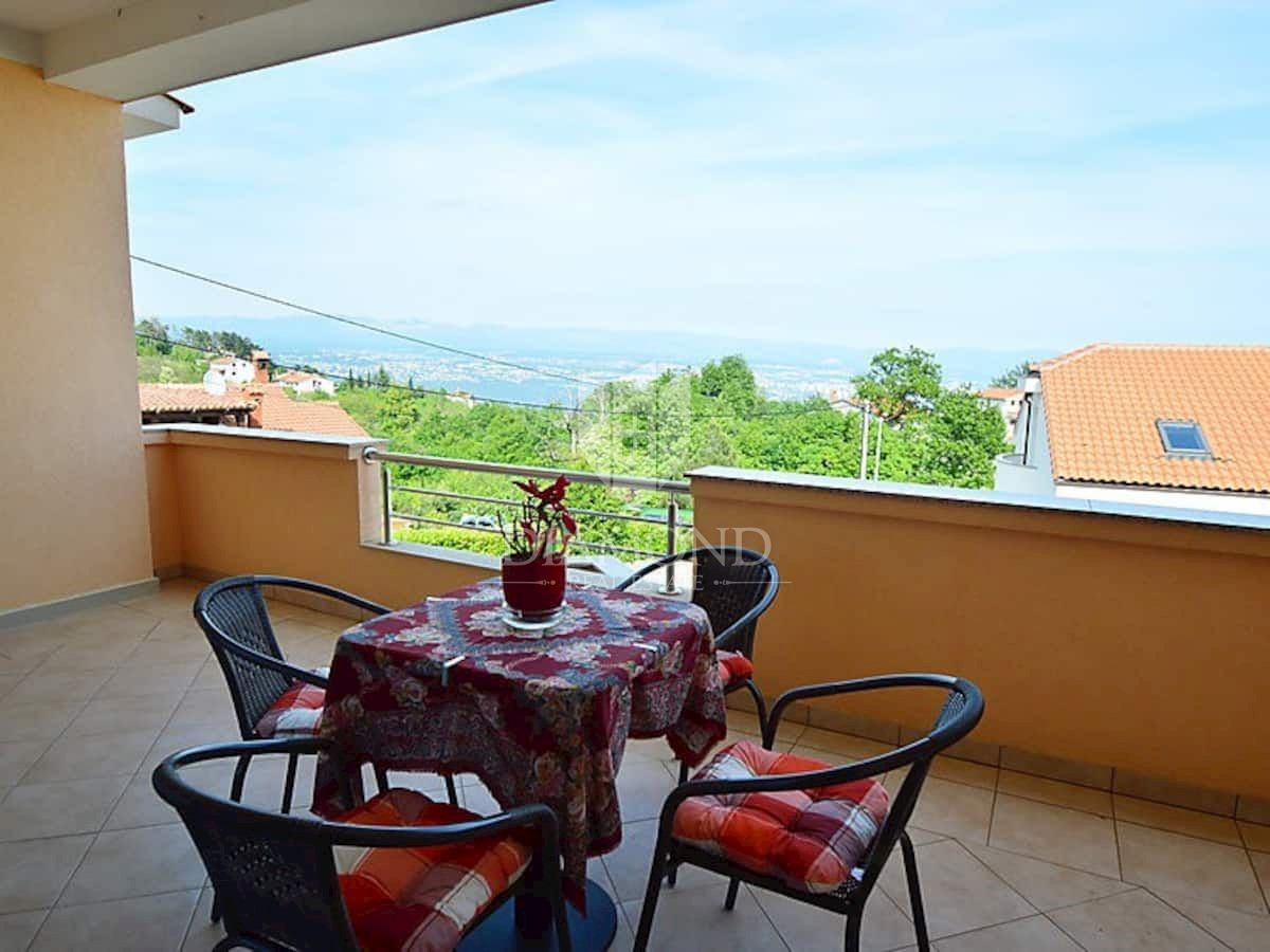 Opatija, dintorni, casa con sette appartamenti, piscina e vista mare