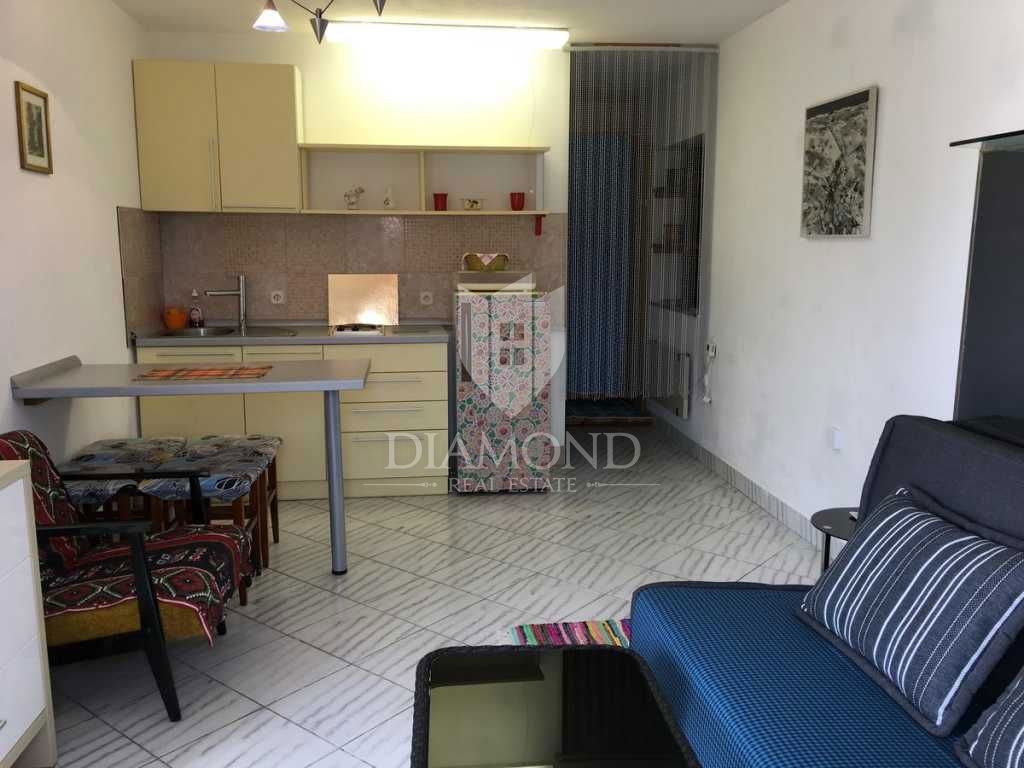 Opatija, dintorni, casa con sette appartamenti, piscina e vista mare