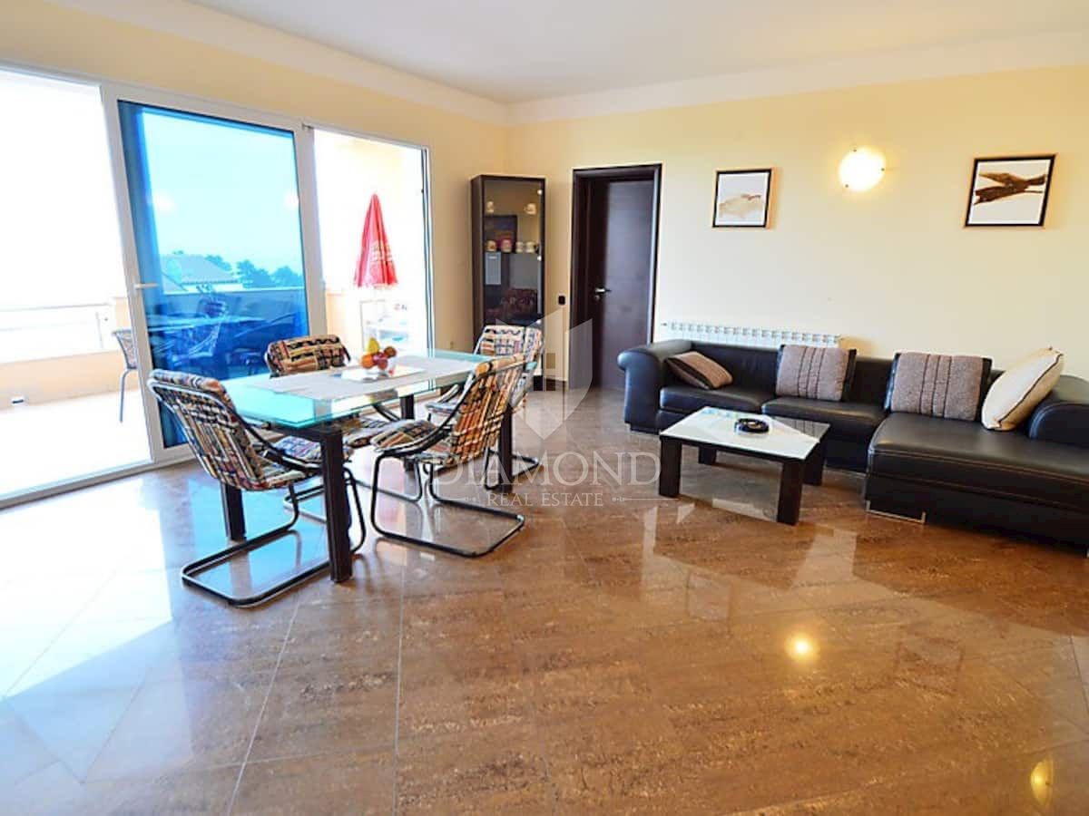 Opatija, dintorni, casa con sette appartamenti, piscina e vista mare